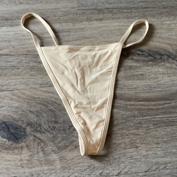 Skims Silky Thong in Sand Size XL - Picture 4 of 10